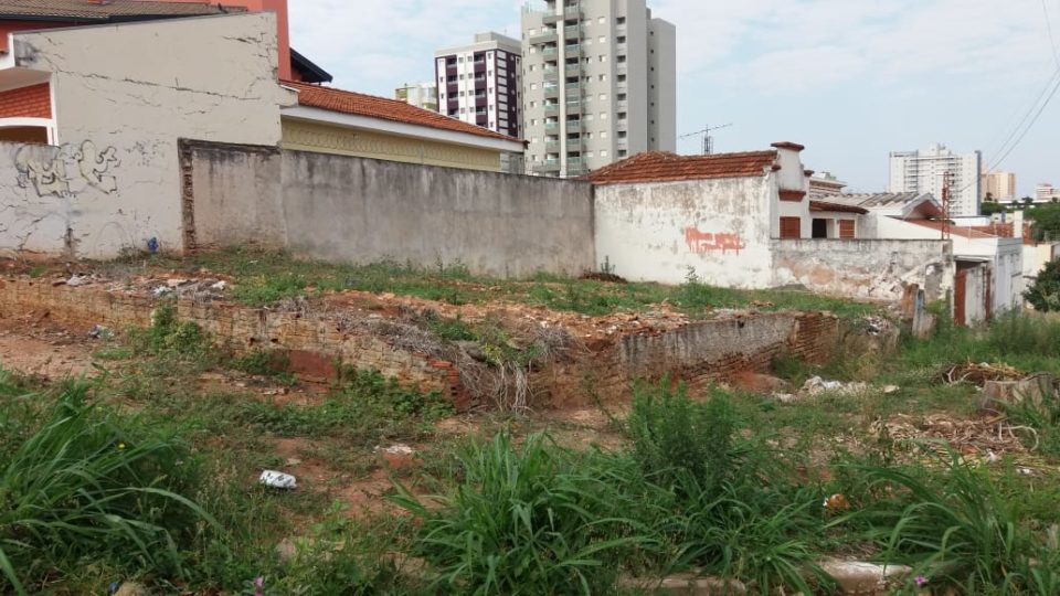 Justiça manda Prefeitura limpar terreno e multa pode chegar a R$ 30 mil