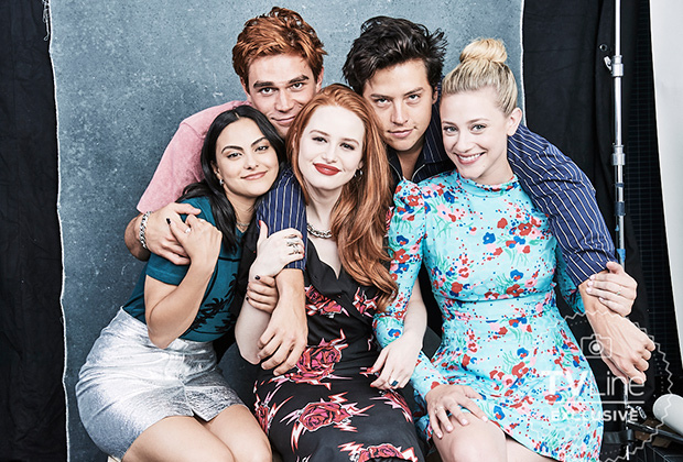 ‘Riverdale’ receberá prêmio por retratar relacionamentos LGBT