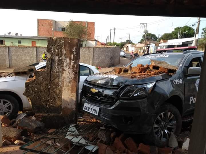 Viatura da PM e carro batem em muro durante perseguição em Assis