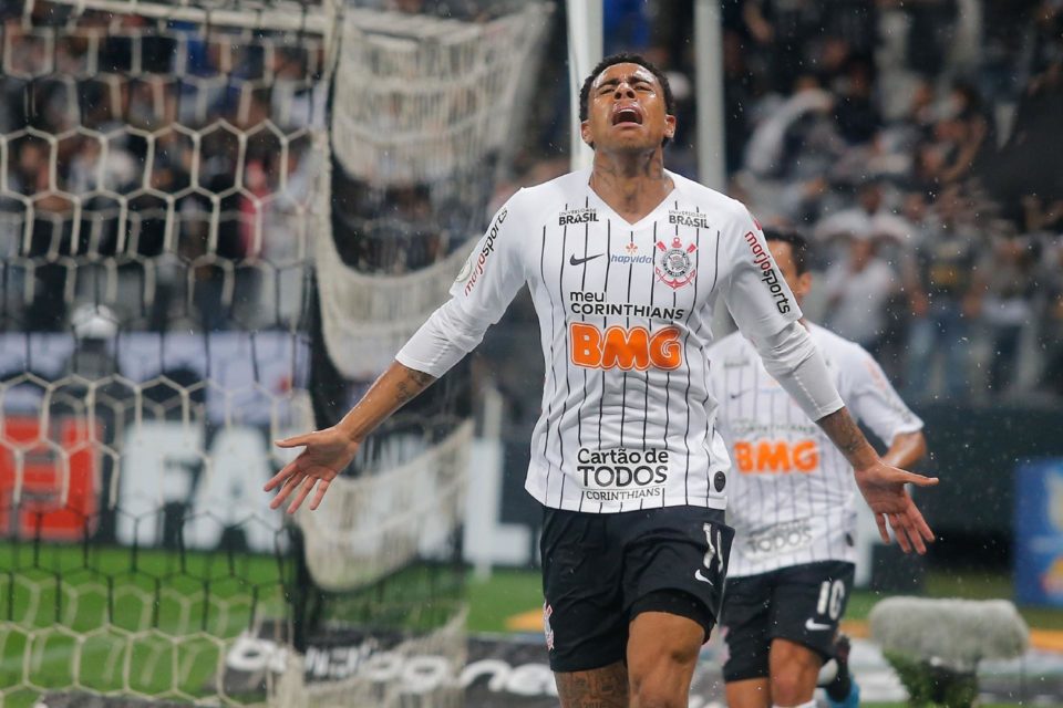 Com gol de Gustavo no fim, Corinthians bate o Atlético-MG