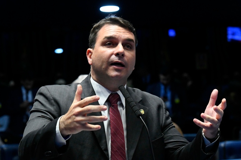 Flávio Bolsonaro prega desfiliação de quem continuar no governo Witzel