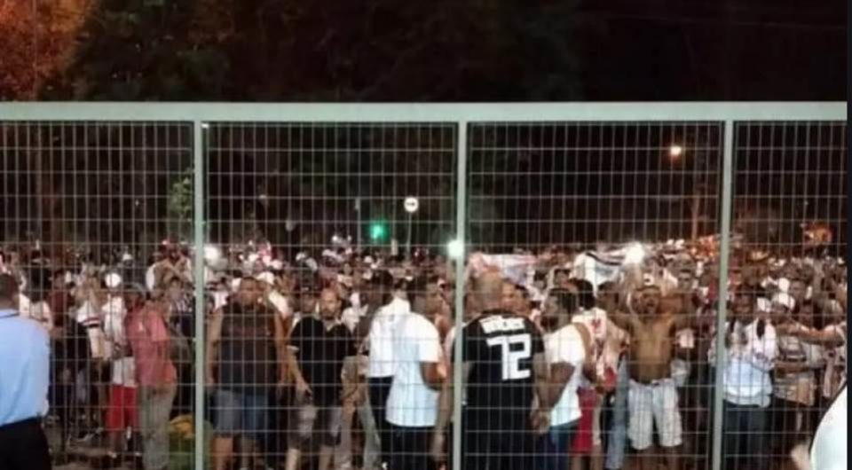 Torcida do São Paulo protesta após empate com o CSA no Morumbi