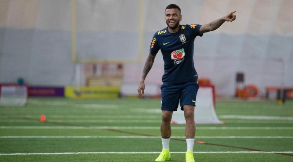 Daniel Alves volta da seleção brasileira e treina no São Paulo