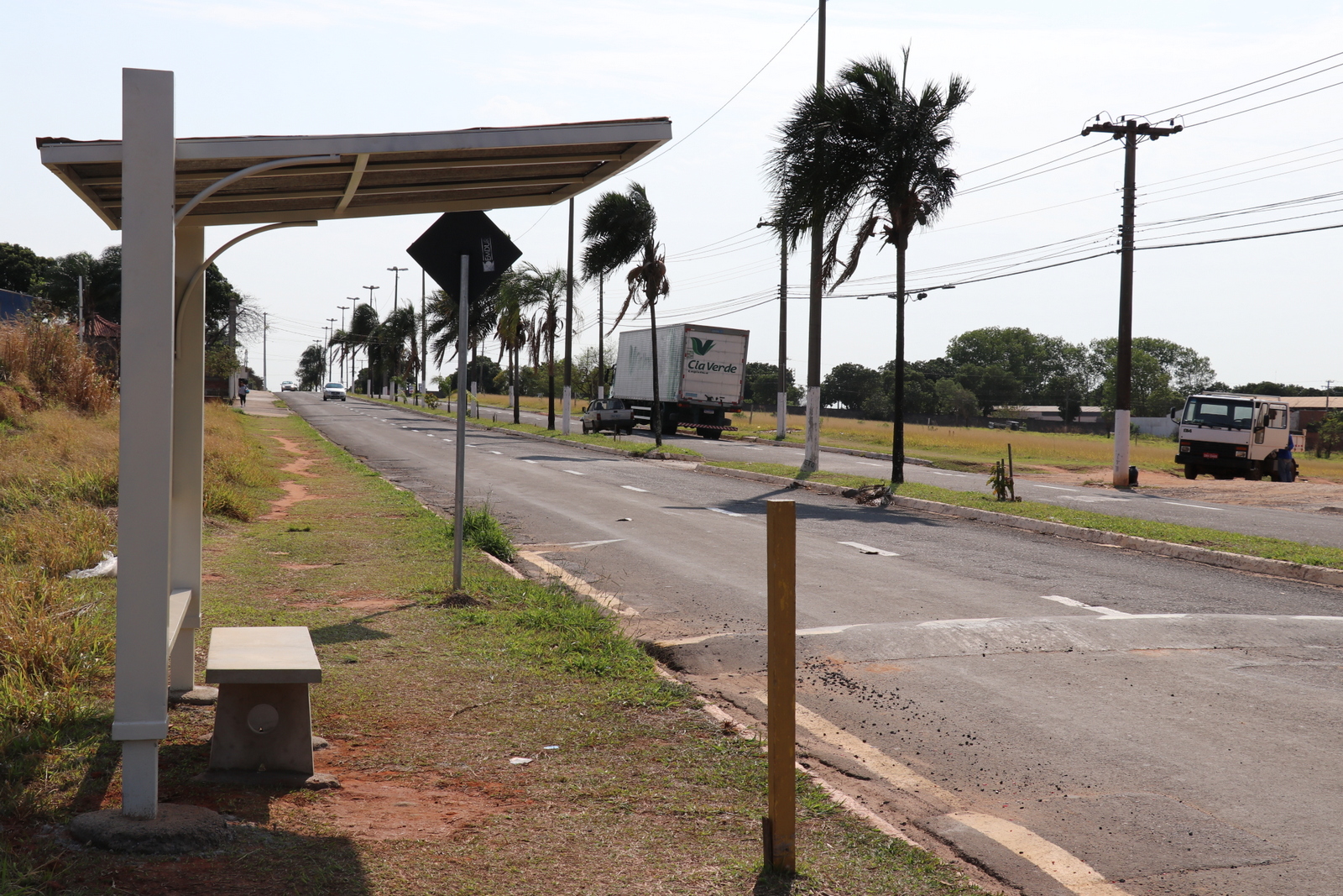 Prefeitura dá sequência à instalação de novos abrigos de ônibus