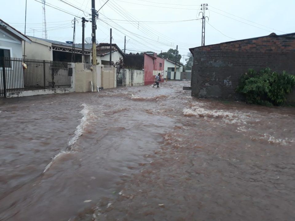 Forte temporal atinge Tupã e causa estragos