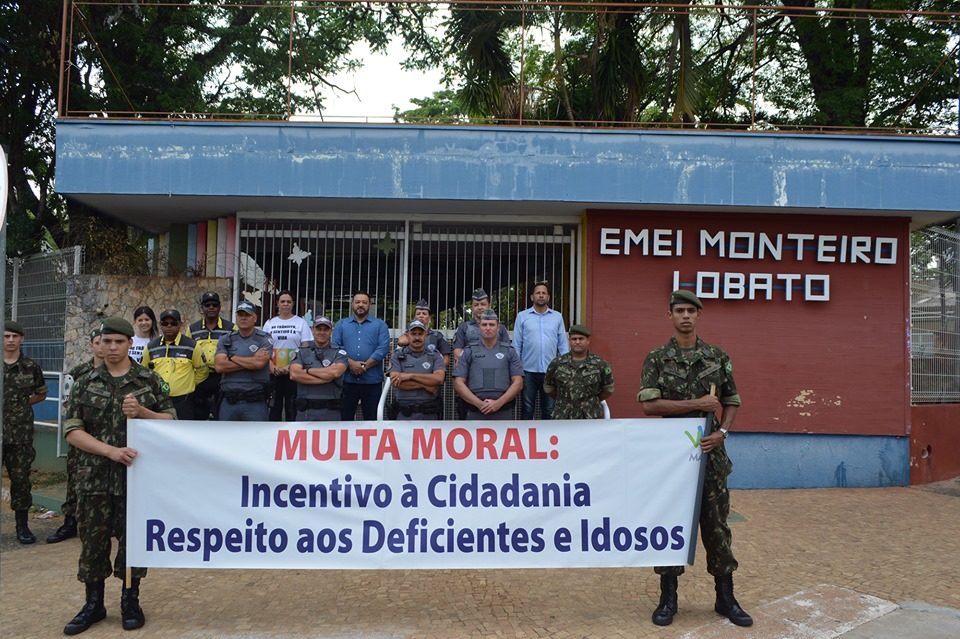 Emdurb realiza ação de Multa Moral em frente à Emei Monteiro Lobato