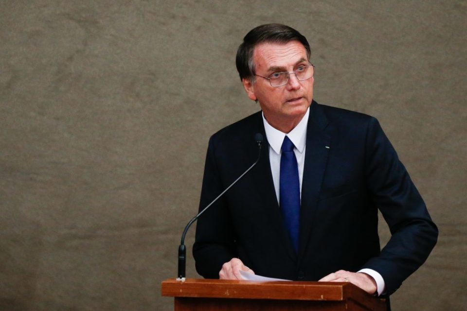 Decreto de Bolsonaro livra PM de exame para ter arma pessoal