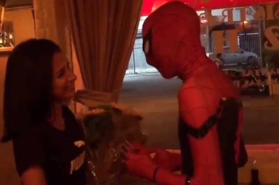 Rapaz veste roupa de Homem-Aranha para fazer pedido de namoro