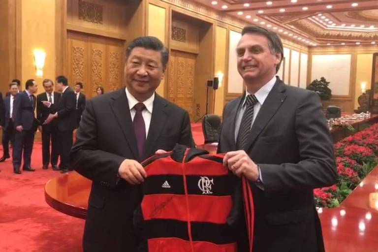 Bolsonaro dá uniforme do Flamengo de presente para Xi Jinping