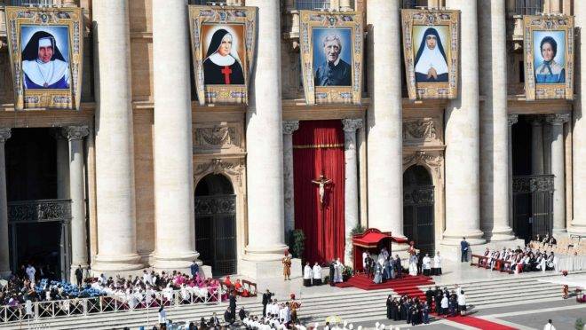 Irmã Dulce se torna 1ª santa católica nascida no Brasil