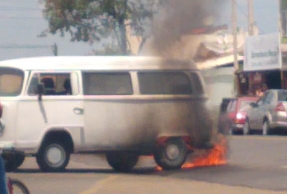 Kombi pega fogo em posto de combustíveis na zona Sul