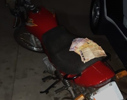 Dupla é flagrada com moto furtada na zona Oeste