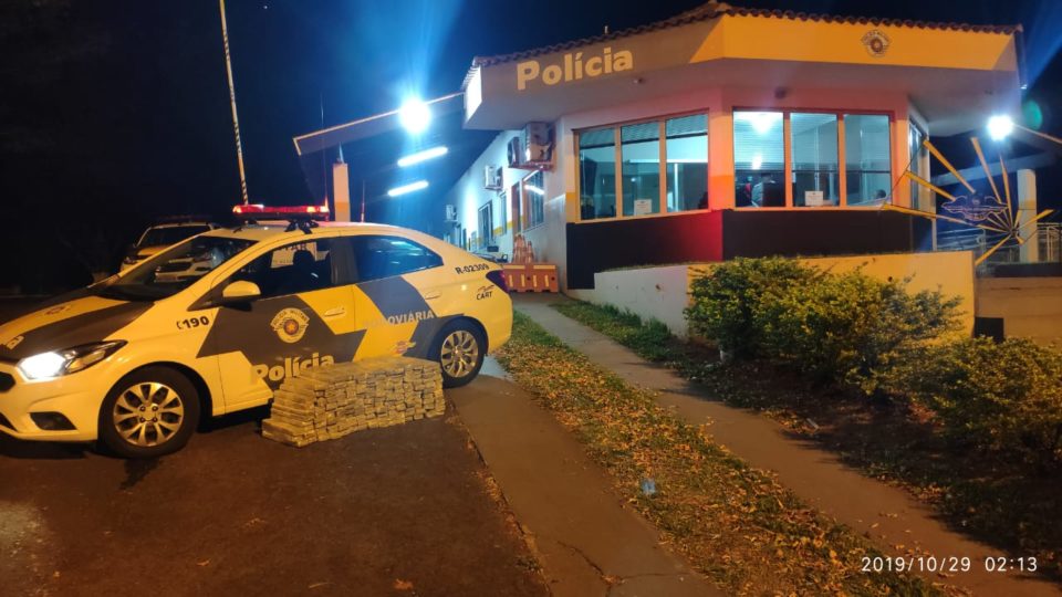 Dupla é presa com 150 quilos de maconha na SP-270