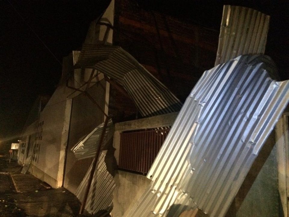 Casas ficam destelhadas após forte ventania em Paraguaçu Paulista