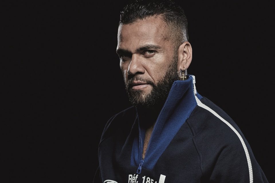 Daniel Alves diz que voltou ao Brasil para ‘ser exemplo’ no futebol