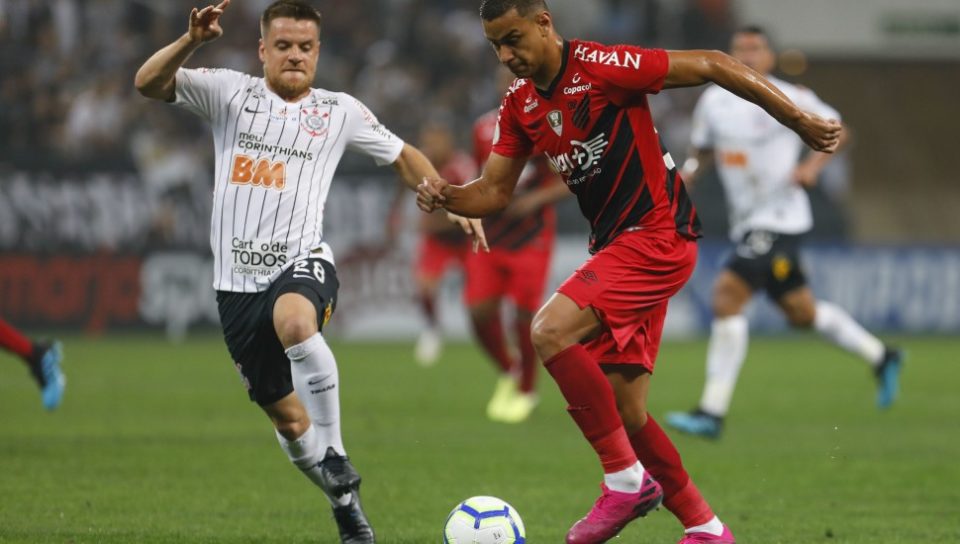 Corinthians e Athletico-PR empatam em jogo com quatro gols