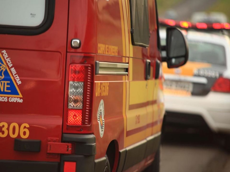 Viatura dos Bombeiros se envolve em acidente na SP-294