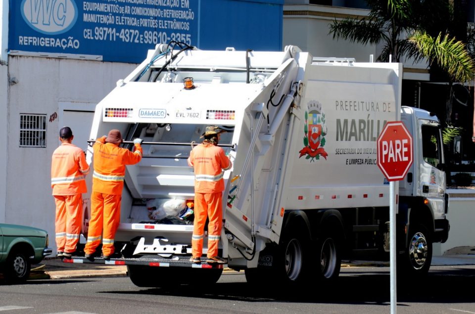 Novos caminhões de lixo já estão  fazendo as coletas em Marília