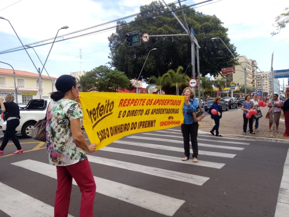 Servidores protestam contra escalonamento salarial na Prefeitura