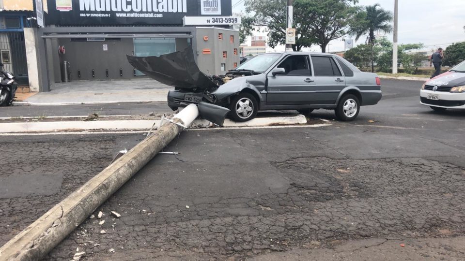 Mulher passa mal e bate carro em poste na zona Sul