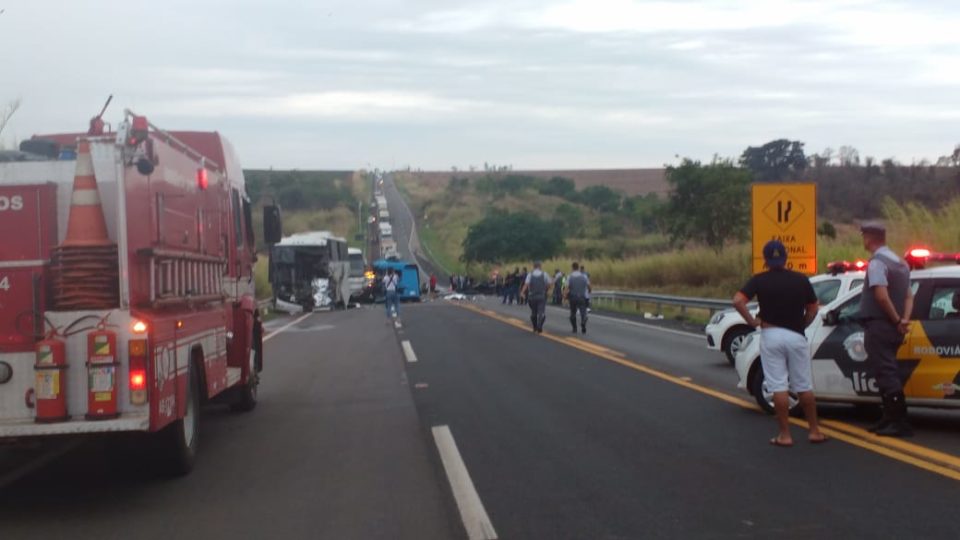 Acidente em rodovia da região mata dois e deixa dezenas de feridos