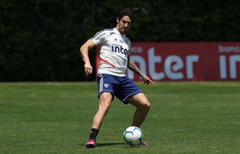 Reinaldo volta a treinar no São Paulo, e Pato segue como dúvida