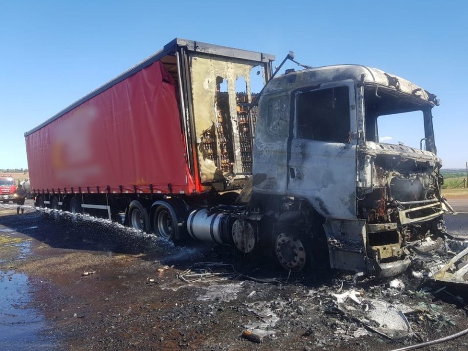 Caminhão carregado com cervejas pega fogo em rodovia