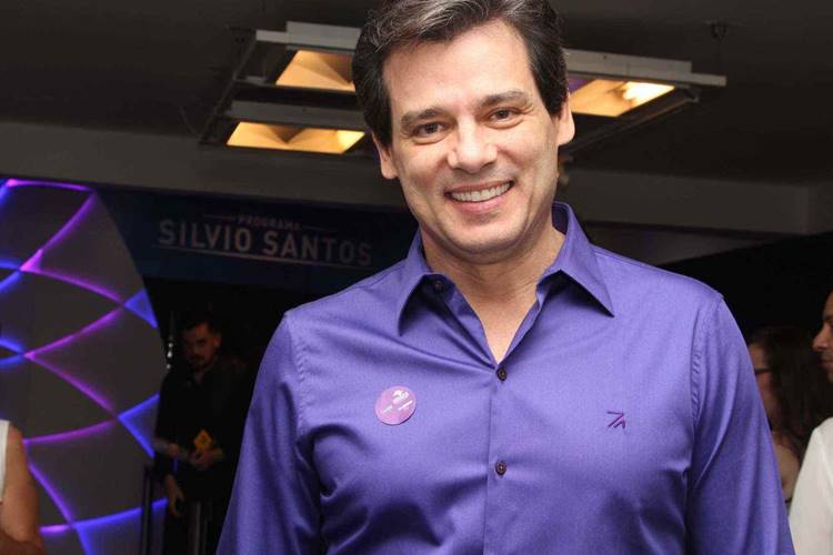 Celso Portiolli, do SBT, aparece nos estúdios Globo