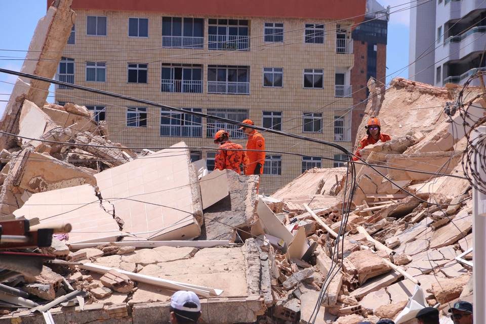 Vídeo mostra operários martelando colunas antes do prédio desabar