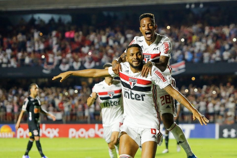 São Paulo supera retranca do Corinthians e bate o rival no Morumbi