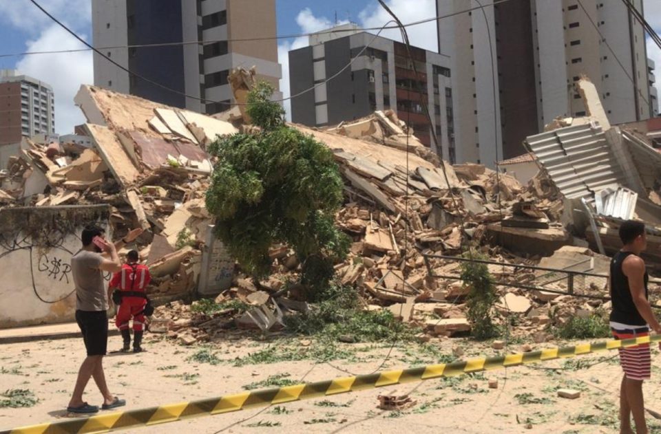 Prédio residencial de sete andares desaba em Fortaleza