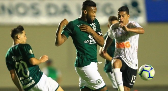 Com gol de pênalti, Corinthians busca empate do Goiás