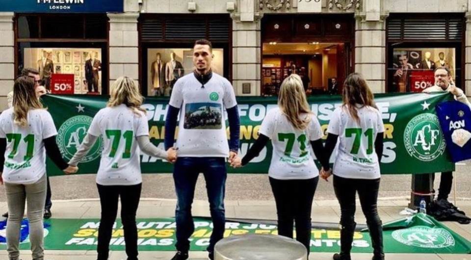 Familiares de vítimas do voo da Chapecoense fazem protesto