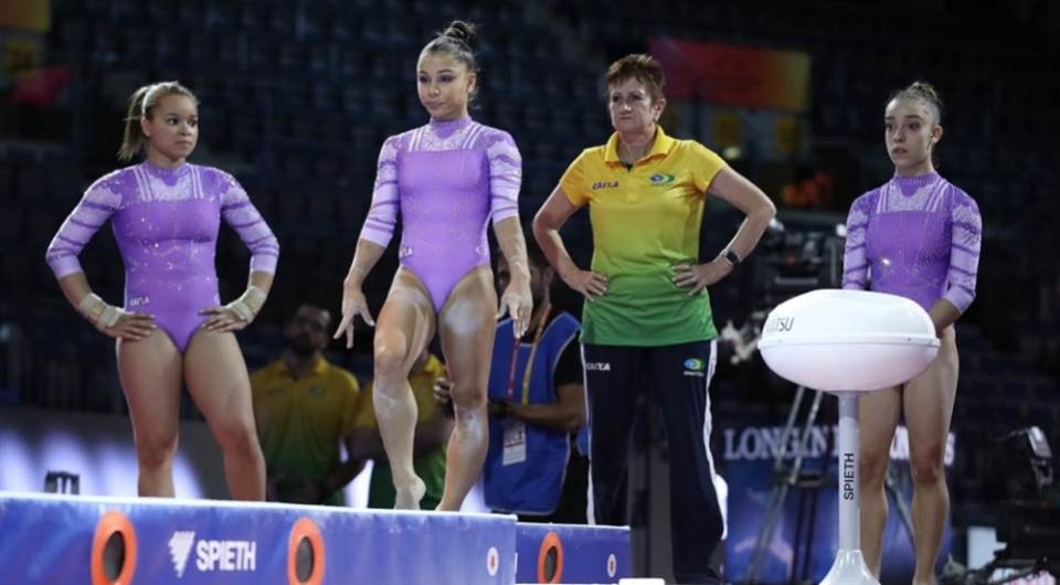 Seleção feminina de ginástica faz treino de pódio antes de estreia
