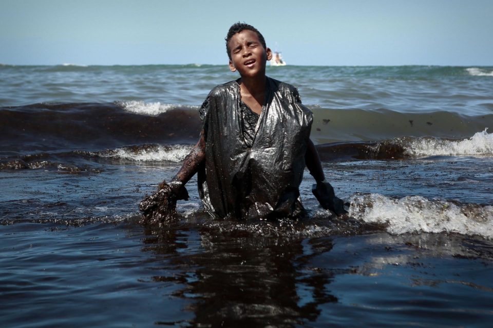 Entrei no mar para ajudar minha mãe, diz jovem fotografado com óleo