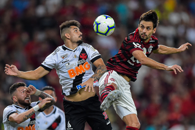 Em clássico com 8 gols, Flamengo e Vasco empatam no Maracanã