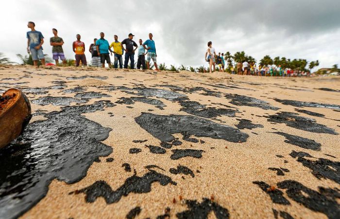 Cientistas detectam óleo 2 dias antes de passagem de navio grego