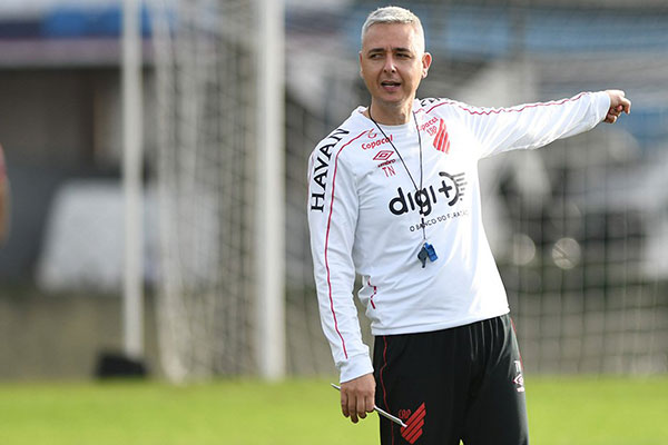 Corinthians busca Tiago Nunes e Coelho comandará o time