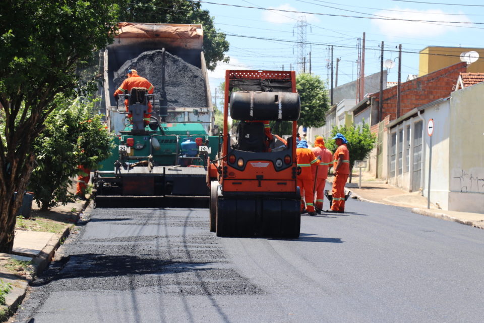 Prefeito inicia recape da rua Maestro Floriano de Souza no Califórnia