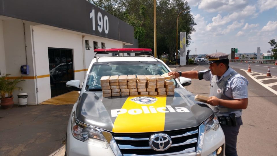 Polícia prende homem transportando mais de 50 quilos de crack