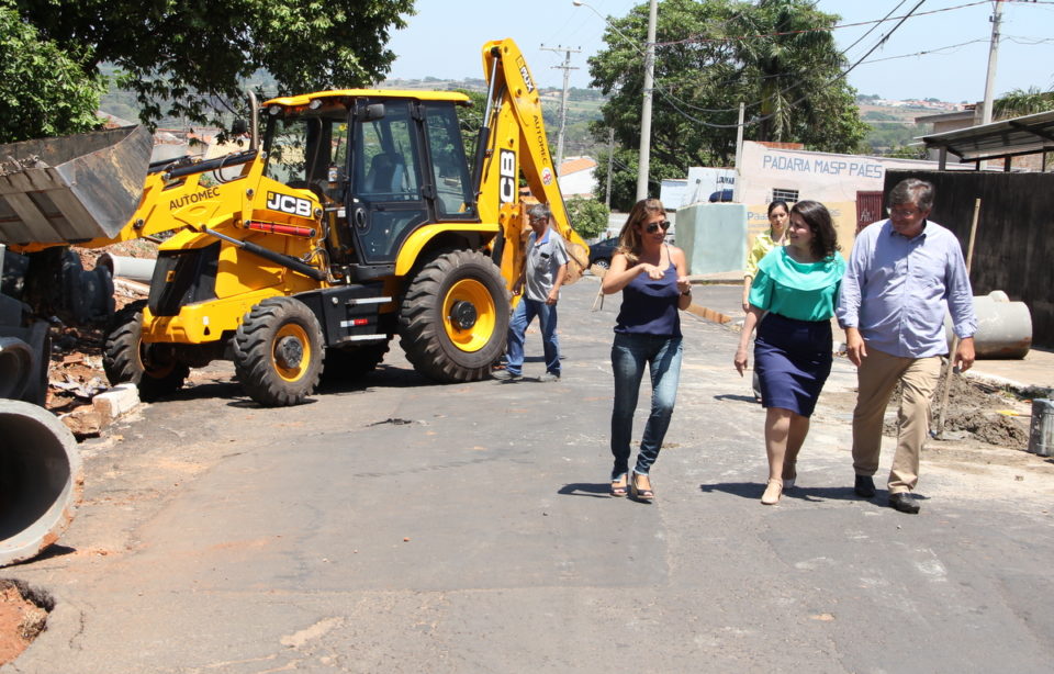 Prefeito vistoria obra de contenção de erosão na Vila Real