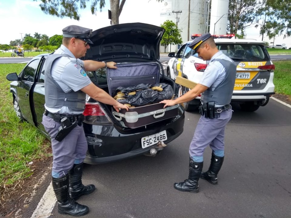 Rapaz é preso com drogas após tentar fugir e bater o carro