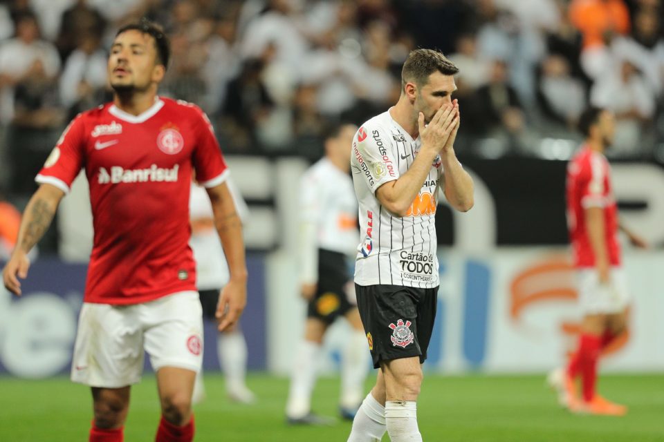 Corinthians e Inter fazem jogo equilibrado e ficam no 0 a 0