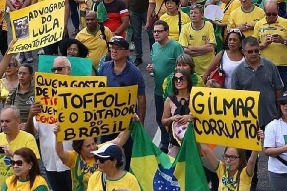 Manifestantes pedem impeachment de Gilmar Mendes em Brasília