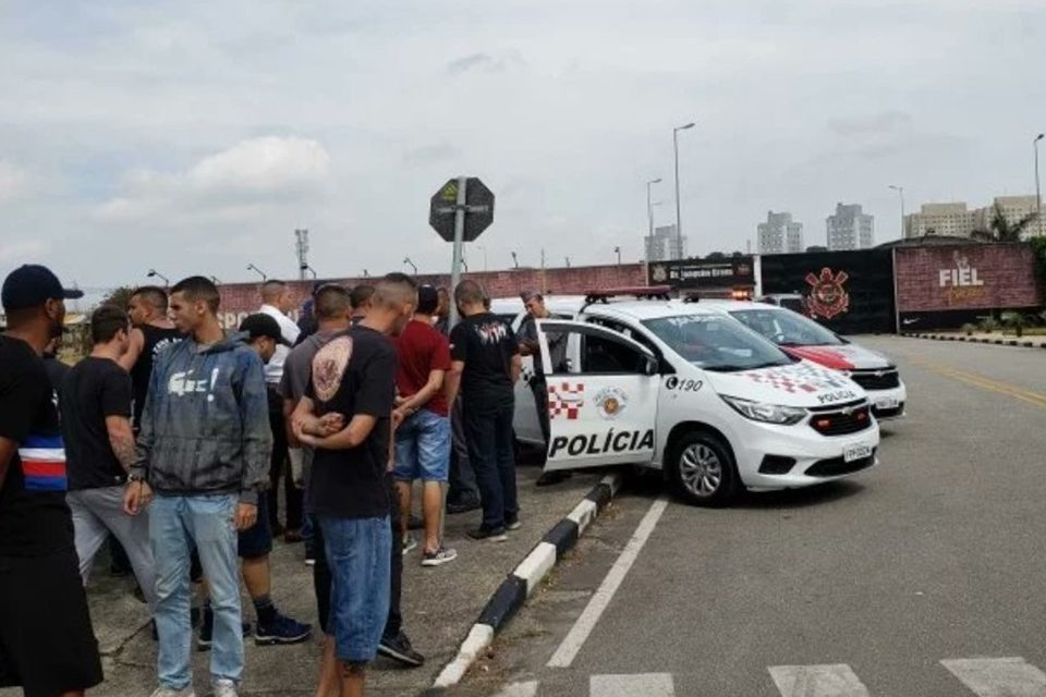 Corinthians é recebido com protestos em seu retorno