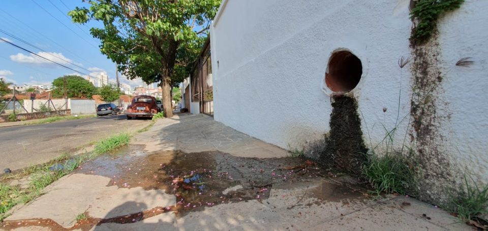 Enxurrada que sai do cemitério cai na parede de residência