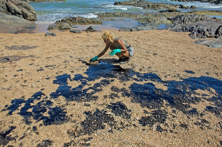 Manchas de óleo fecham 17 praias para banho