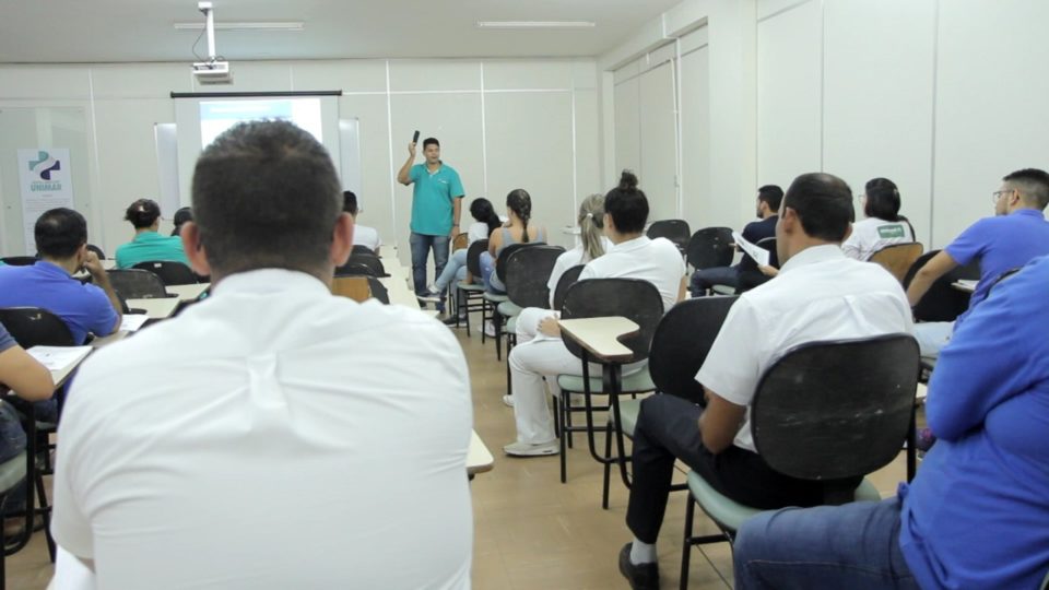 Colaboradores da Unimar participam de treinamento de incêndio