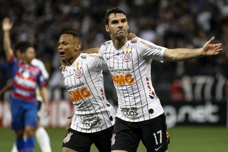 Corinthians encerra jejum, vence Fortaleza e volta ao G-6