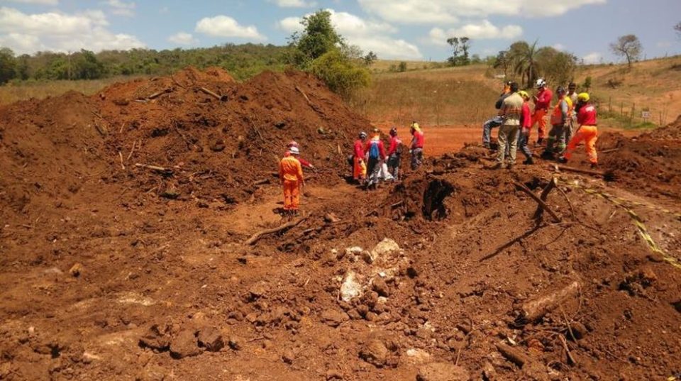 Bombeiros de MG localizam parte de corpo em Brumadinho